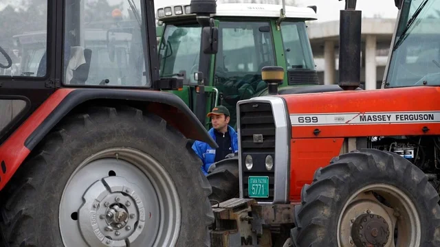 Fermerët serbë përshkallëzojnë protestat e tyre,