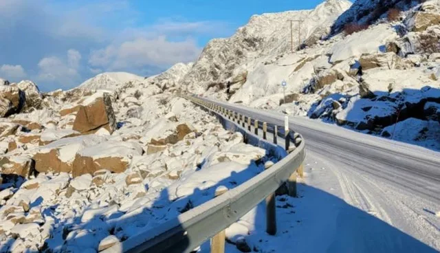 Ra në një greminë 300 metra të thellë taksa i jepte
