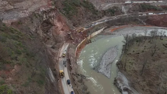 Kamion&euml;t e bllokuar n&euml; Qaf&euml;-Than&euml;, shofer&euml;t