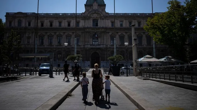 Temperatura jashtëzakonisht të larta në Francë në mes