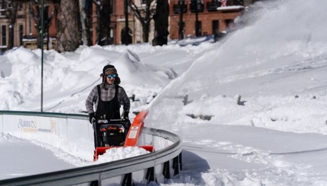 Stuhia e botës paralizon SHBA, mbyllen shkollat, mijëra fluturime