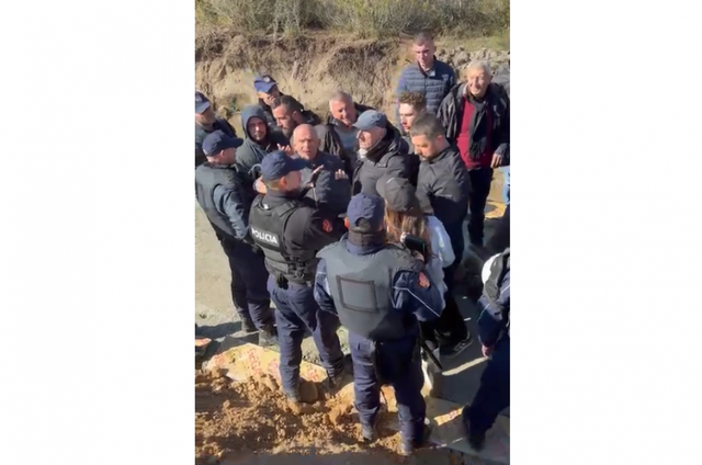 Vijojn&euml; s&euml;rish tensionet n&euml; Baks-Rrjoll, p&euml;rplasje mes