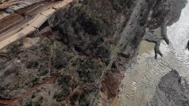 Rrjedha e Shkumbit totalisht e devijuar! Foto kur fadromat g&euml;rmojn&euml;