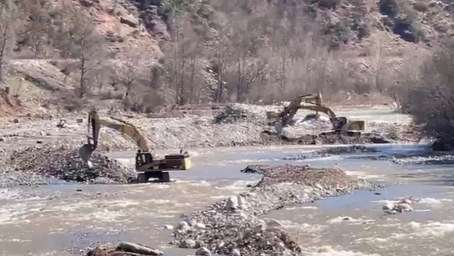 Rrjedha e Shkumbit totalisht e devijuar! Foto kur fadromat g&euml;rmojn&euml;