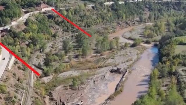 Rrjedha e Shkumbit totalisht e devijuar! Foto kur fadromat g&euml;rmojn&euml;
