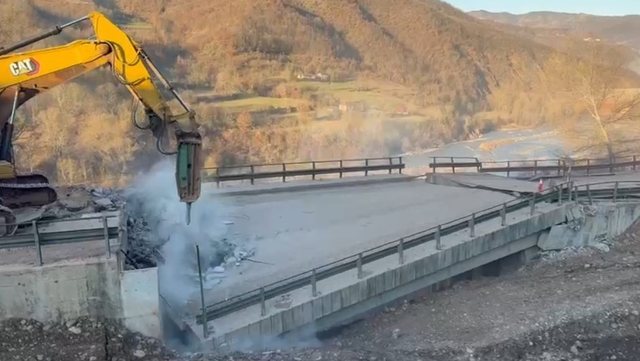 Bllokimi i Librazhd-Prrenjas, furgonat shtrenjtojnë çmimin e