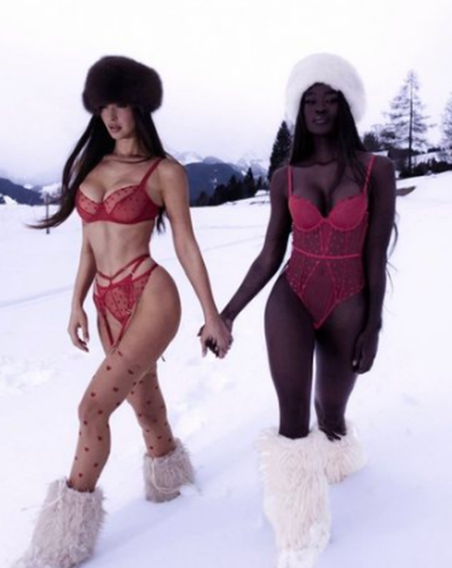 FOTO/ Modelja shqiptare sfidon dimrin, pozat me bikini t&euml; kuqe n&euml; mes