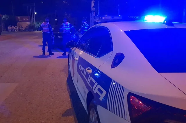 Thyen arrestin shtëpiak dhe përplaset me policinë ,