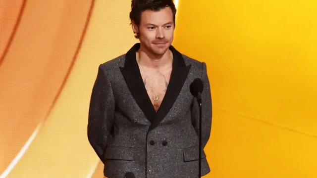 Habit këngëtari i famshëm: Qesha në funeralin e gjyshes,