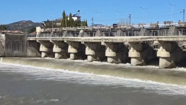 Ura e &Ccedil;engelajt mbi Shkumbin n&euml; rrezik shembjeje, ndalohen mjetet