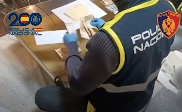 Goditet grupi kriminal shqiptar në Spanjë, sekuestrohen euro, ora dhe