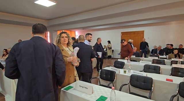 Rendi i dit&euml;s, &lsquo;moll&euml; sherri&rsquo;/ Plas debati,