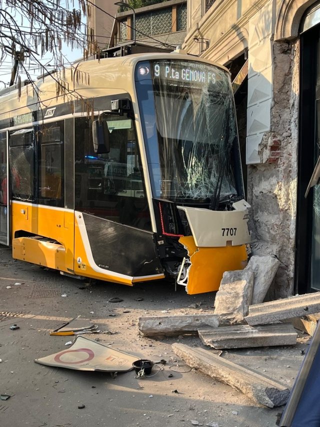 Aksident i rëndë në Milano: tramvaji del nga shinat dhe