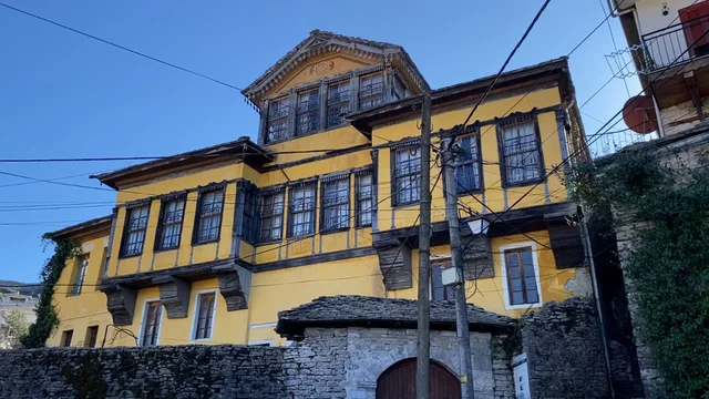 Shembet nj&euml; pjes&euml; e banes&euml;s Fico n&euml; Gjirokast&euml;r,