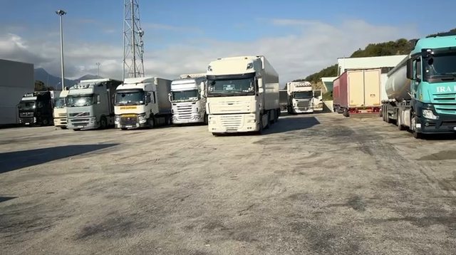 Bllokimi i rrug&euml;s Librazhd-Prrenjas 6-fishon pritjen e kamion&euml;ve