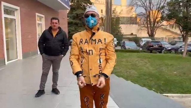 Protesta e Partisë Demokratike / Militanti i Berishës shfaqet me