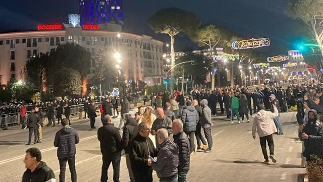 Protesta e PD-s&euml;/ Mb&euml;rrijn&euml; p&euml;rpara kryeministris&euml;