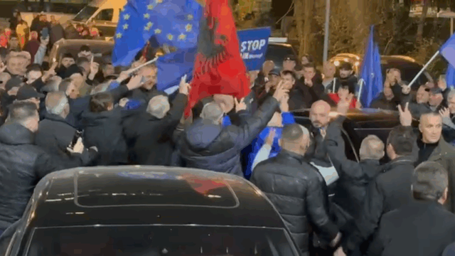 Nis protesta e opozit&euml;s/ Berisha mb&euml;rrin n&euml; selin&euml; blu, 1300