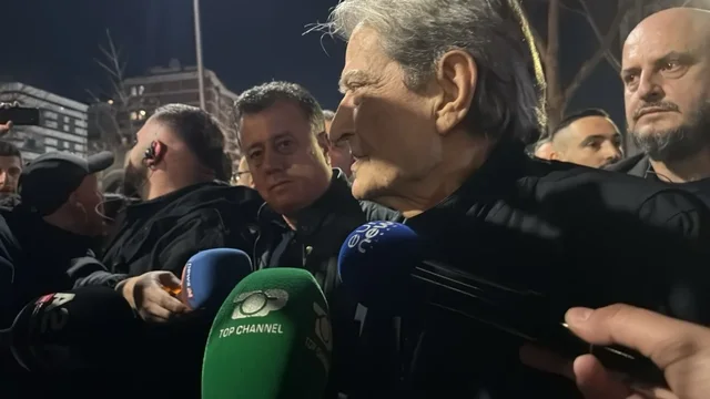 Pas hedhjes së molotovëve nga protestuesit, Berisha: Ky