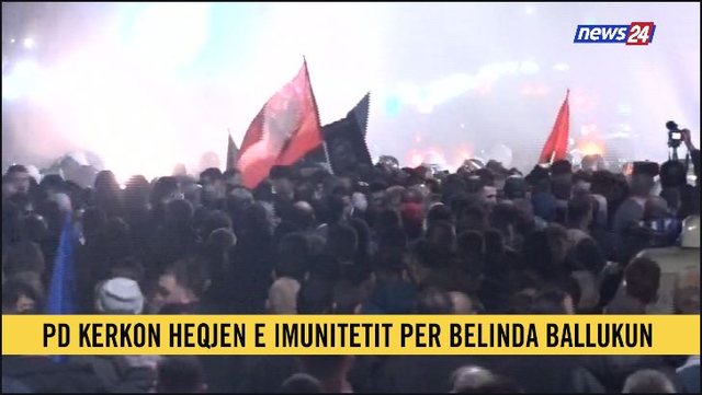 Uj&euml; me presion dhe gaz lotsjell&euml;s, protestuesit p&euml;rplasen me