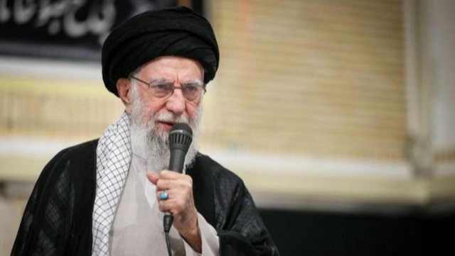 Media: Dh&euml;ndri dhe nusja e Khameneit dyshohet se u vran&euml; n&euml;