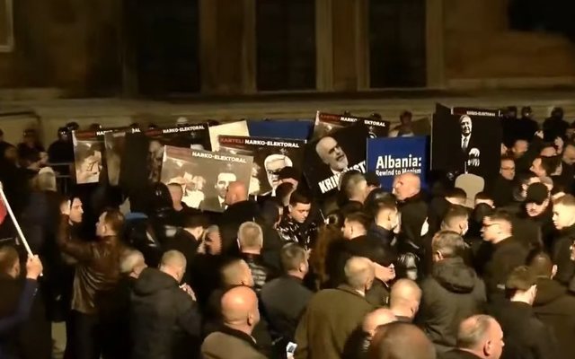 “Shqipe, jo dele! Atdheu nuk shitet”/ Protesta e PD përmes