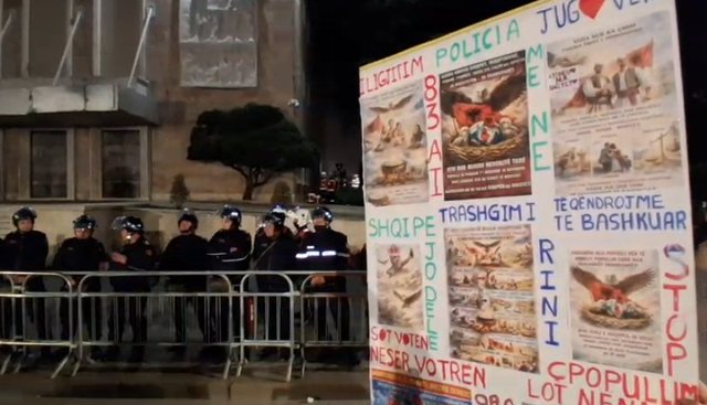 “Shqipe, jo dele! Atdheu nuk shitet”/ Protesta e PD përmes