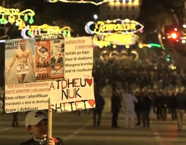 “Shqipe, jo dele! Atdheu nuk shitet”/ Protesta e PD përmes