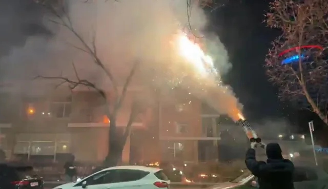 Protesta e PD/ Bresh&euml;ri molotov&euml;sh dhe fishekzjarr&euml;sh drejt