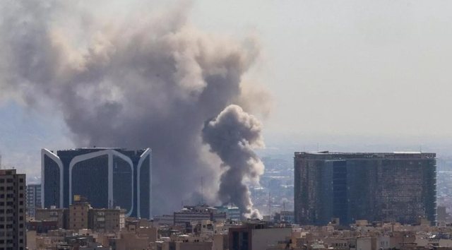 Izraeli sulmon qendr&euml;n e Teheranit, shp&euml;rthim pran&euml; televizionit