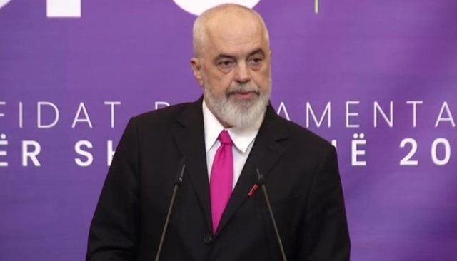 Rama vizit&euml; n&euml; ish-vil&euml;n e Enverit: Artist&euml;t i gjeta t&euml;