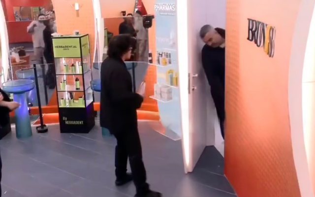 Rogerti aktron skenën dramatike në shtëpi, bën sikur e g*det