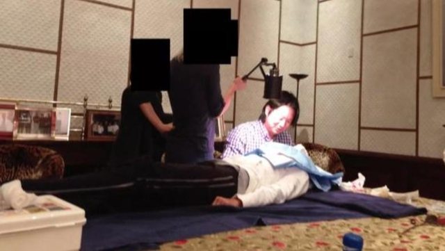 Dosja Epstein/ Del fotoja e nj&euml; kirurgu q&euml; operon nj&euml; vajz&euml;