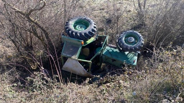 Humbi kontrollin e traktorit dhe doli jashtë rruge, përfundon në