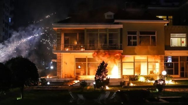 Ambasada franceze në Tiranë dënon sulmin e Sali Berishës