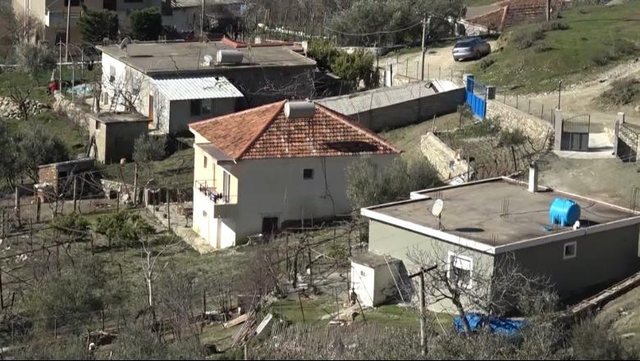 Dëmet nga shirat, 2 banesa rrezikojnë shembjen në Memaliaj!
