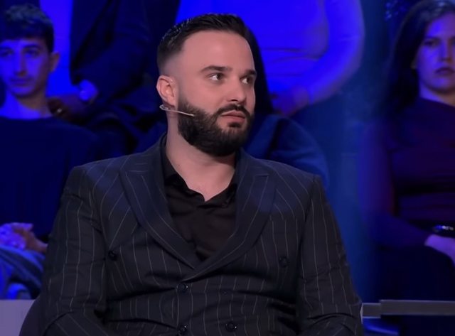 I mbylli der&euml;n n&euml; fytyr&euml; Stenaldos, reagon Marko: &ldquo;U habita