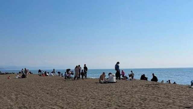 Moti i ngrohtë mbush plazhin e Velipojës në fundjavë, Rama