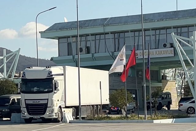 Kakavijë, 300 kamionë hynë në Shqipëri! Orë