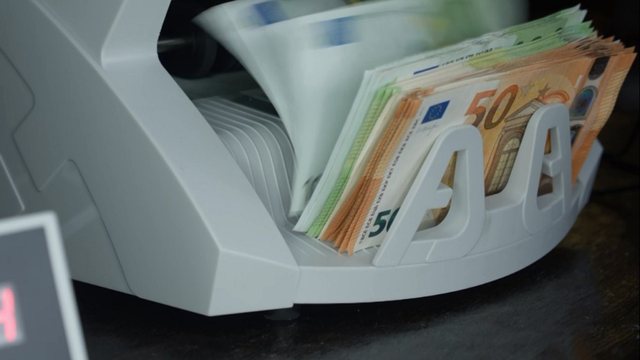 Çfarë po i ndodh monedhave tuaja? Ja sa blihet dhe shitet dollari