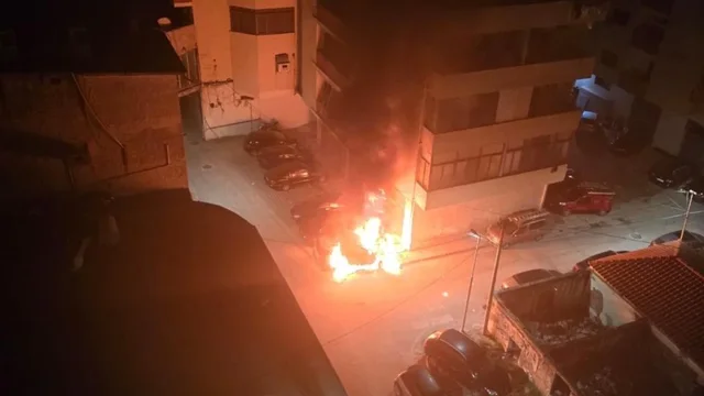 Përfshihen nga flakët dy mjete në Vlorë, pësojnë