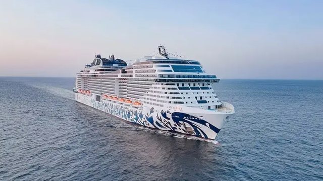 Shp&euml;rthim i ri pran&euml; Dubait, turist&euml;t kalojn&euml; nat&euml;n e