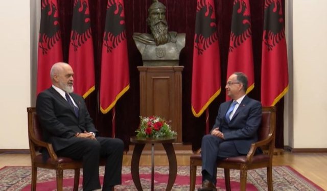 Ndryshimet n&euml; qeveri, Rama mb&euml;rrin n&euml; Pallatin e Brigadave,