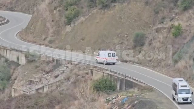 Makina që lëvizte mbrapsht përplas të moshuarën në