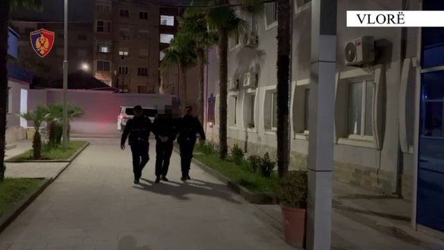 Qarkullonte me pistolet&euml; n&euml;p&euml;r qytet, arrestohet