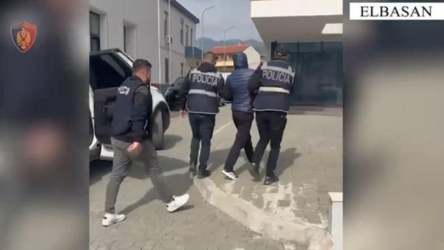 Ishte n&euml; k&euml;rkim p&euml;r vjedhje, pranga t&euml; riut n&euml; Elbasan