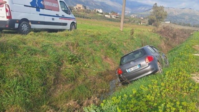 Aksident n&euml; aksin rrugor Sarand&euml;-Delvin&euml;, &lsquo;Toyota&rsquo;