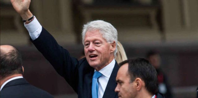 E vërteta e Klintonit për foton e vaskës së nxehtë, e