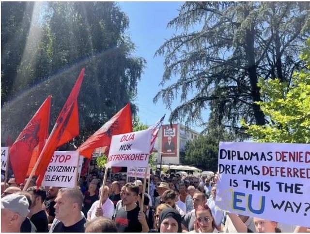 Presion institucional dhe zbrazje graduale: Çfarë po ndodh në