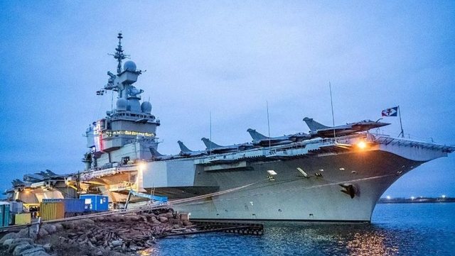 Macron d&euml;rgon aeroplanmbajt&euml;sen 'Charles de Gaulle' n&euml;